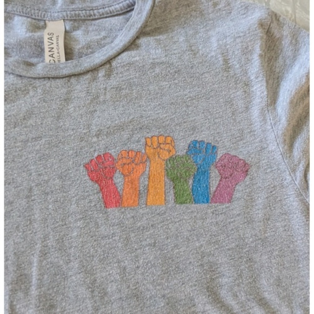Women's M Gray Power‎ to the People Rainbow Tee